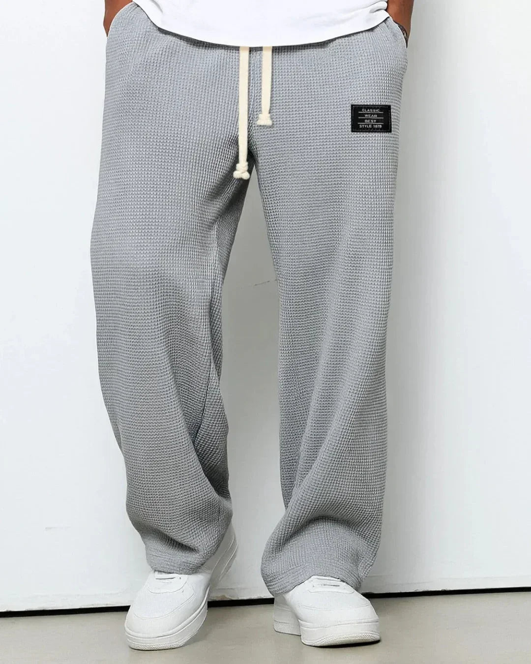 Stilvolle Herren-Freizeithose Toby mit Kordelzug für Komfort und Casual-Style im Alltag.