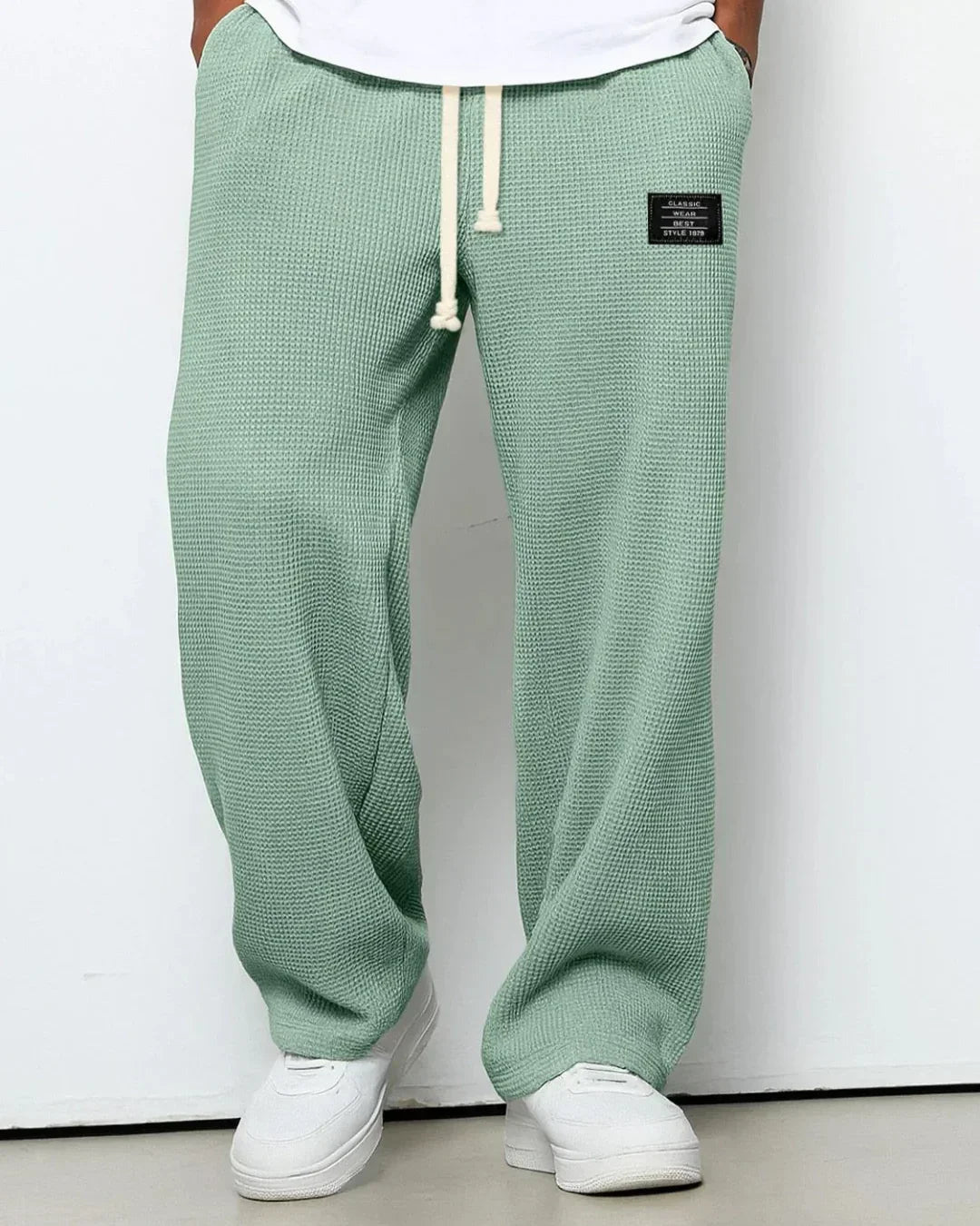 Sportliche Herrenhose Toby mit Kordelzug, vielseitig für Bewegung, Freizeit und Entspannung.