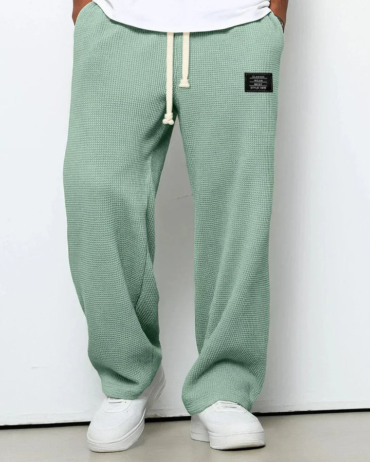 Sportliche Herrenhose Toby mit Kordelzug, vielseitig für Bewegung, Freizeit und Entspannung.