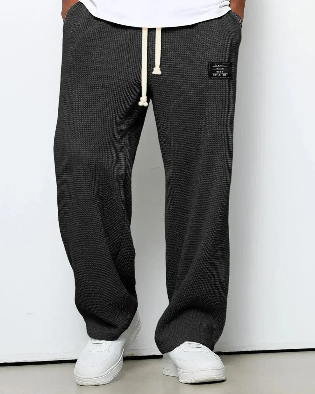 Nahaufnahme des elastischen Kordelzugs an der bequemen Herren-Freizeithose Toby.