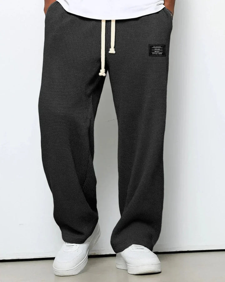 Nahaufnahme des elastischen Kordelzugs an der bequemen Herren-Freizeithose Toby.