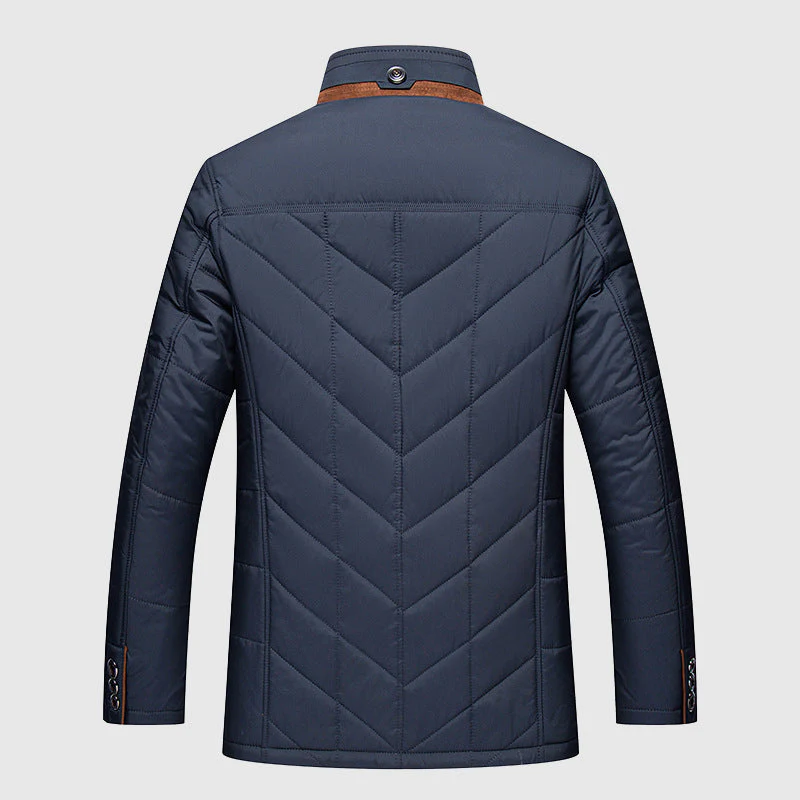 Komfortable Herren Winter-Steppjacke, optimal für kalte Tage. Stilvolle Jacke für Freizeit und Herrenmode.