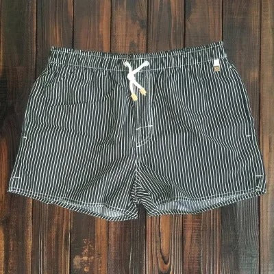 Aktive Herren Badeshorts gestreift beim Gehen am Strand, bequem, schnelltrocknend für Sport & Freizeit.