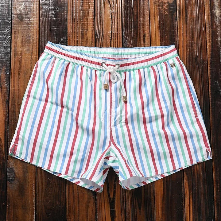 Frontansicht der gestreiften Herren Badeshorts, bequemer Bund & stylisches Design für den Sommer.