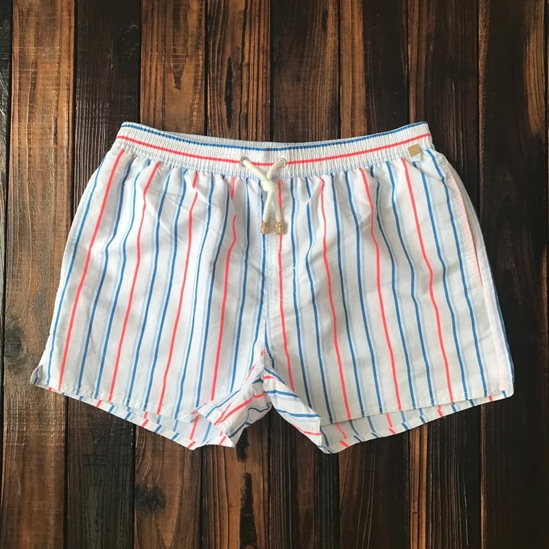 Stilvolle Herren Badeshorts mit Streifenmuster, modische Schwimmhose für Strand und Freizeit.