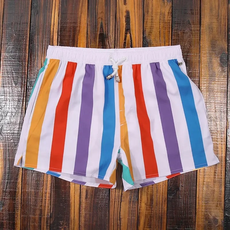 Bequeme gestreifte Badeshorts für Herren, ideal für Strandurlaub, Schwimmen und entspannte Sommertage.