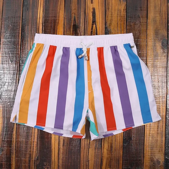Bequeme gestreifte Badeshorts für Herren, ideal für Strandurlaub, Schwimmen und entspannte Sommertage.