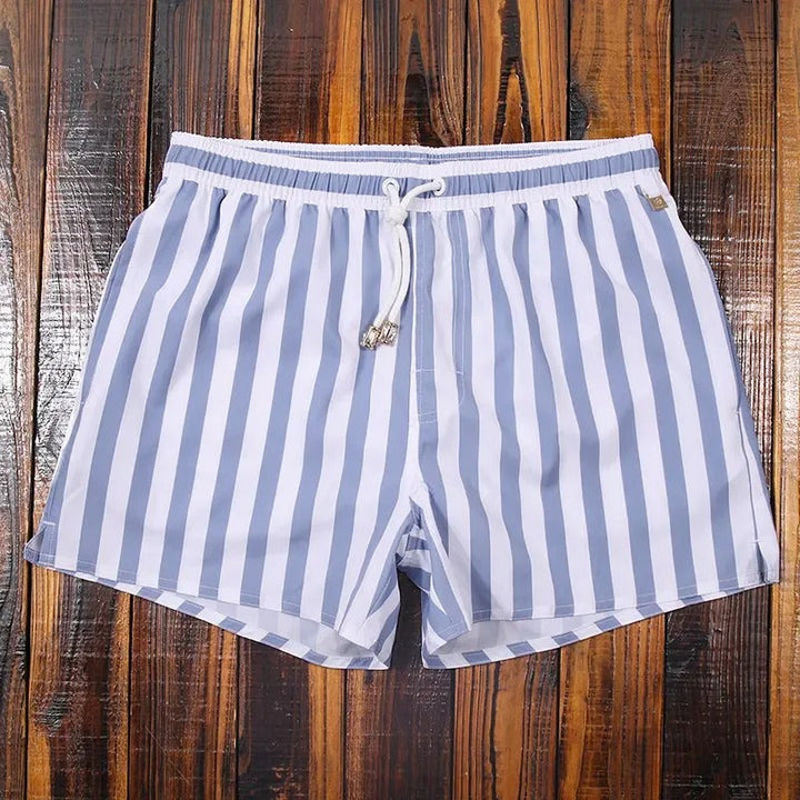 Nahaufnahme der gestreiften Herren Badeshorts, zeigt das hochwertige, schnelltrocknende Material.