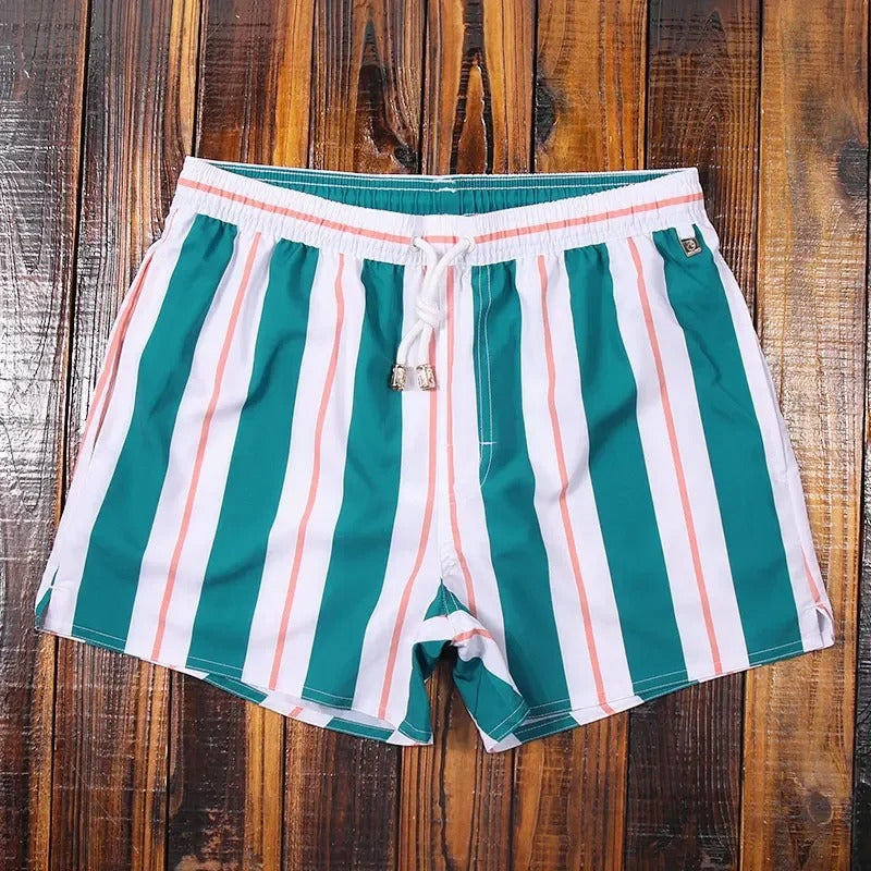 Herren Strandshorts gestreift, Seitenansicht, bequemer Schnitt für maximale Bewegungsfreiheit.