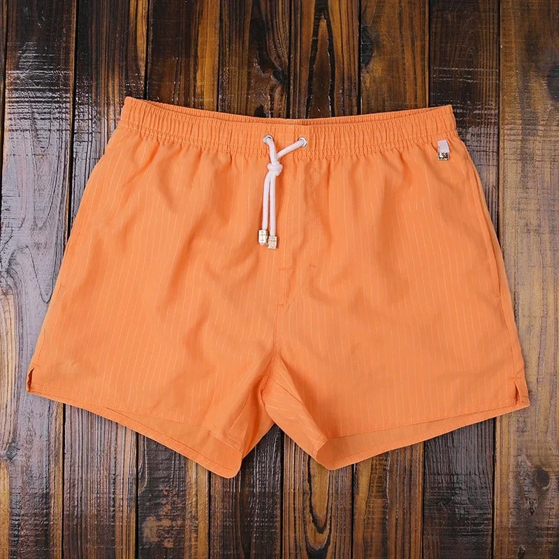 Trendige Herren Badeshorts gestreift, modische Badebekleidung für Sommer, Strand und Pool.
