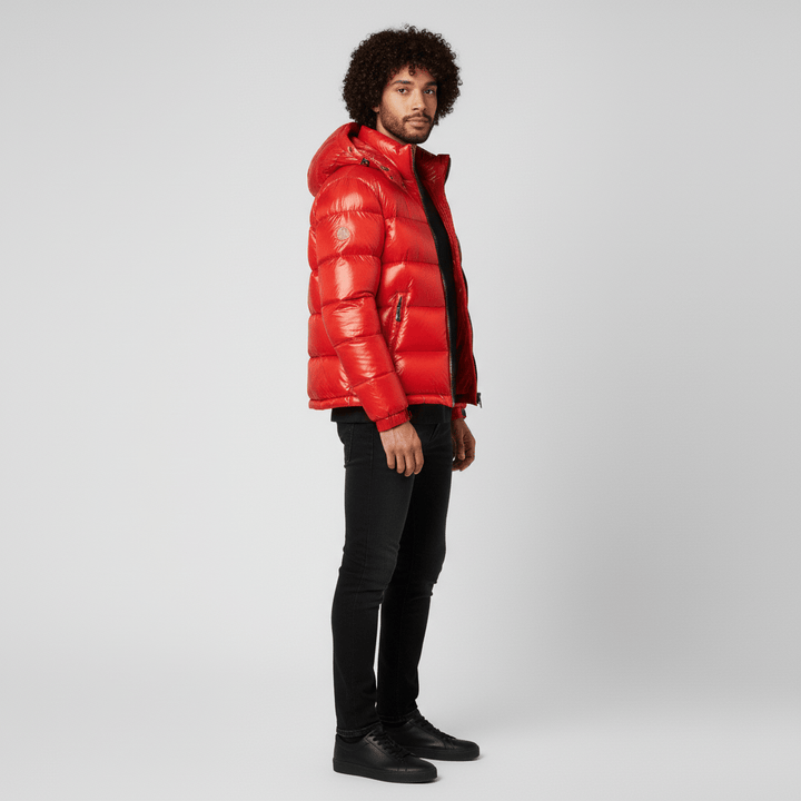 Mann trägt glänzende Herren Steppjacke "Nate" im Freien, perfekt für kalte Wintertage und Freizeit.