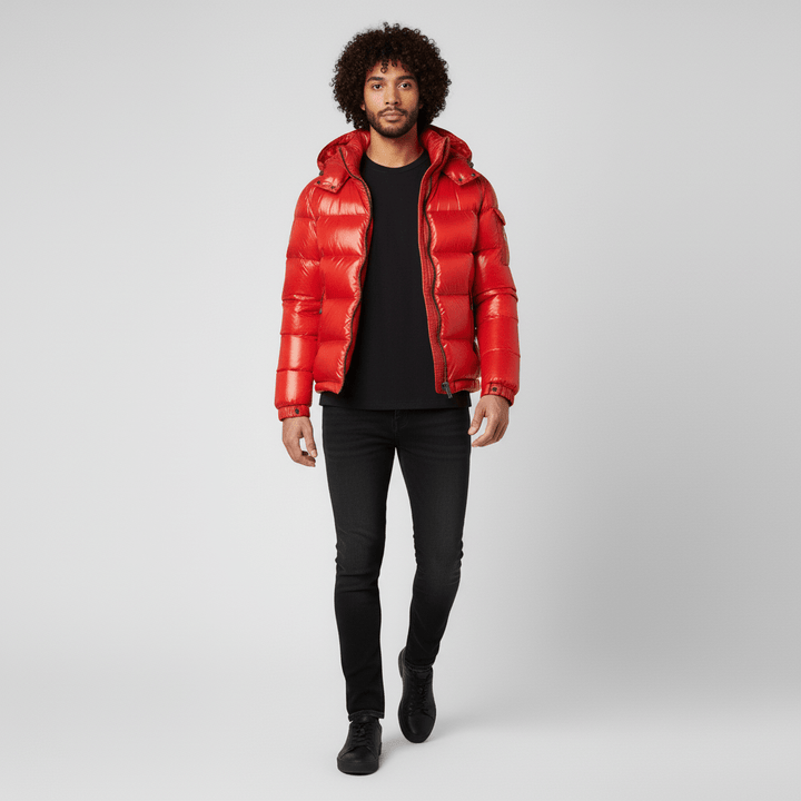 Detailaufnahme der glänzenden Oberfläche der Herren Winterjacke "Nate", eine moderne Pufferjacke.