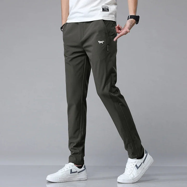 Stilvolle, navyblaue Herren Golfhose FairwayFlex, perfekt für Frühling, Sommer & Herbst; bequem und vielseitig.