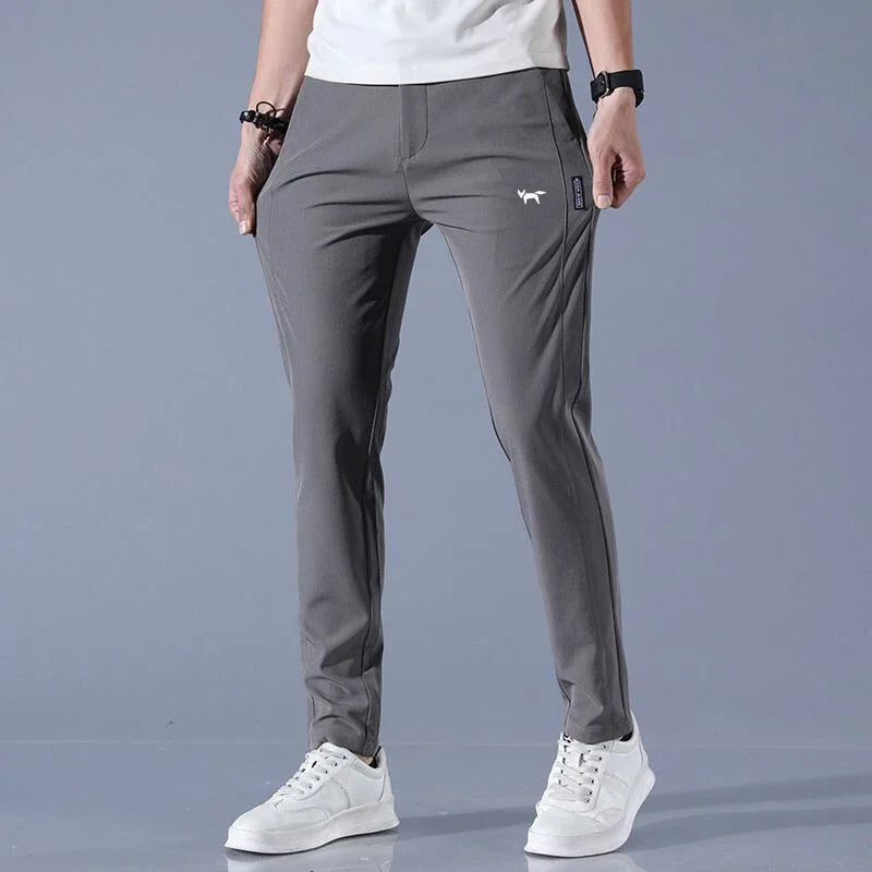 Vielseitige FairwayFlex Herren Golfhose für alle Jahreszeiten, kombiniert Sportbekleidung mit Freizeit-Stil.