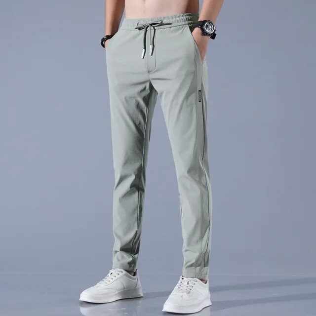 Bequeme Herren Golfhose FairwayFlex in Aktion, bietet uneingeschränkte Performance und Komfort beim Golfen.