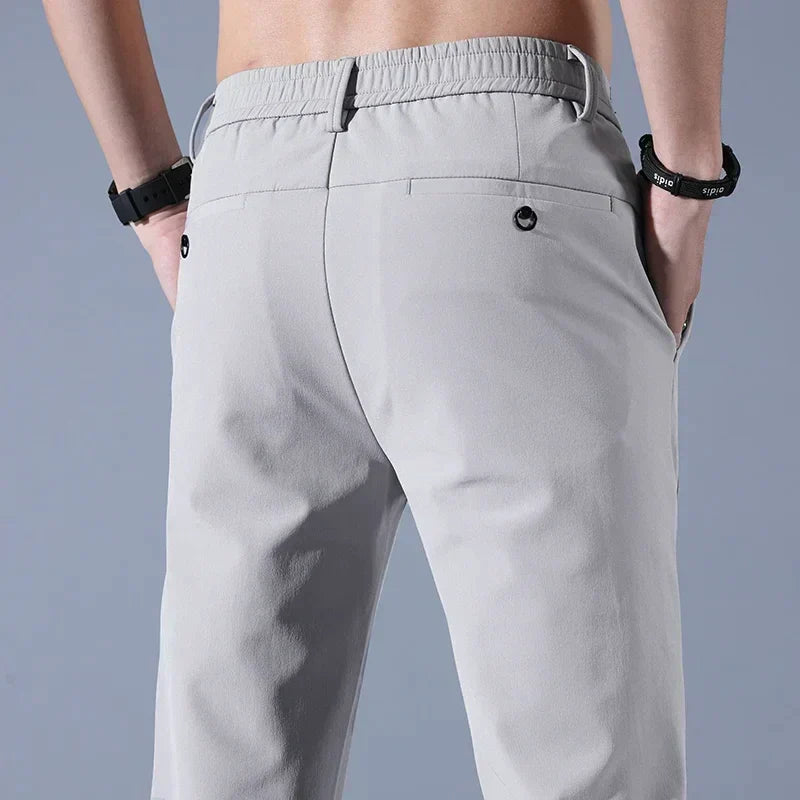 Moderne Herren Golfbekleidung: Die FairwayFlex Golfhose sorgt für einen gepflegten Look und optimalen Tragekomfort.