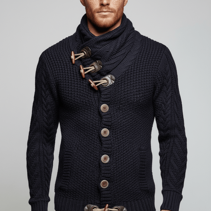 Seitenansicht: Eleganter Herren Grobstrick-Cardigan mit Stehkragen, perfekte Herbstmode.