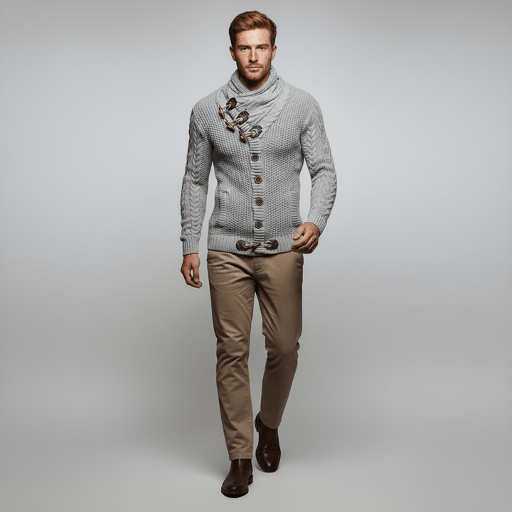 Mann trägt bequemen Grobstrick-Cardigan (Nicholas) für lässige Herbst-Freizeitmode.