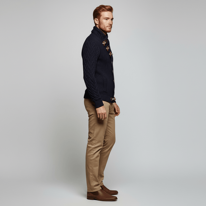 Nahaufnahme der Grobstrick-Textur des lässigen Herren-Cardigans für Herbst/Winter.