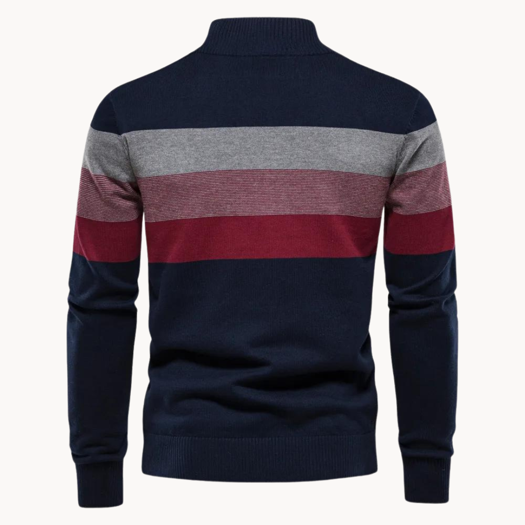 Nahaufnahme des Halbzip-Kragens am Toby Herren Strickpullover. Reißverschluss-Detail, Casual Chic. Vielseitiges Oberteil.