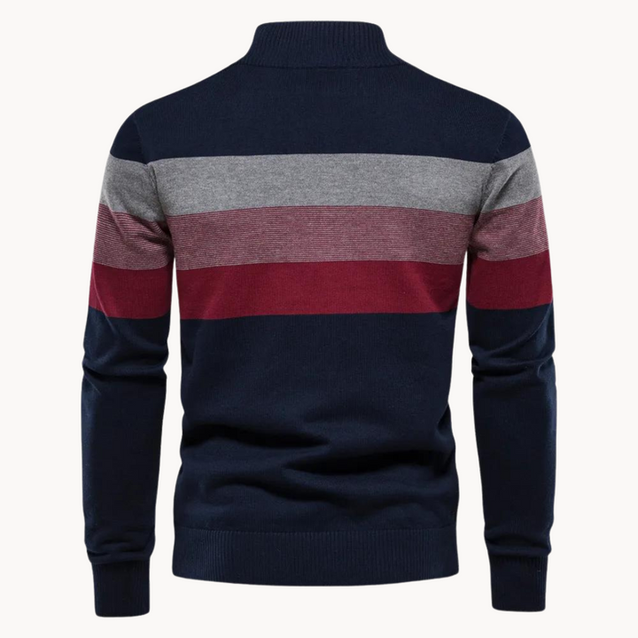 Nahaufnahme des Halbzip-Kragens am Toby Herren Strickpullover. Reißverschluss-Detail, Casual Chic. Vielseitiges Oberteil.