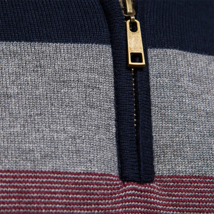 Detailliertes Strickmuster des gestreiften Toby Herren Sweaters. Weicher Langarm-Pullover, ideal für jeden Anlass.