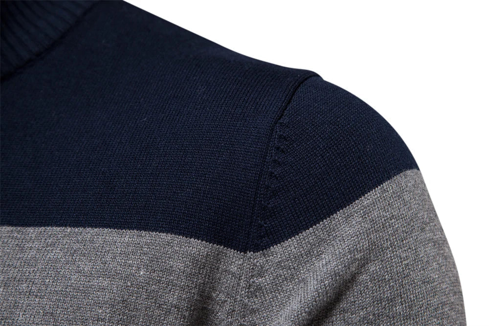Mann trägt eleganten Toby Halbzip Pullover gestreift im Freien. Moderner Herren Sweater, bequem & stilvoll.
