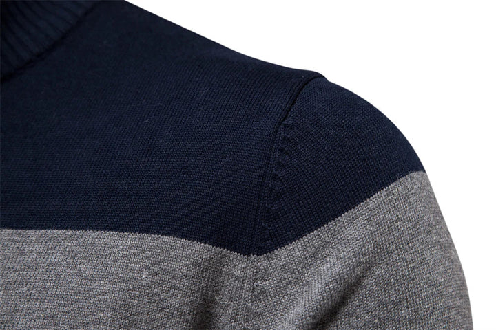Mann trägt eleganten Toby Halbzip Pullover gestreift im Freien. Moderner Herren Sweater, bequem & stilvoll.