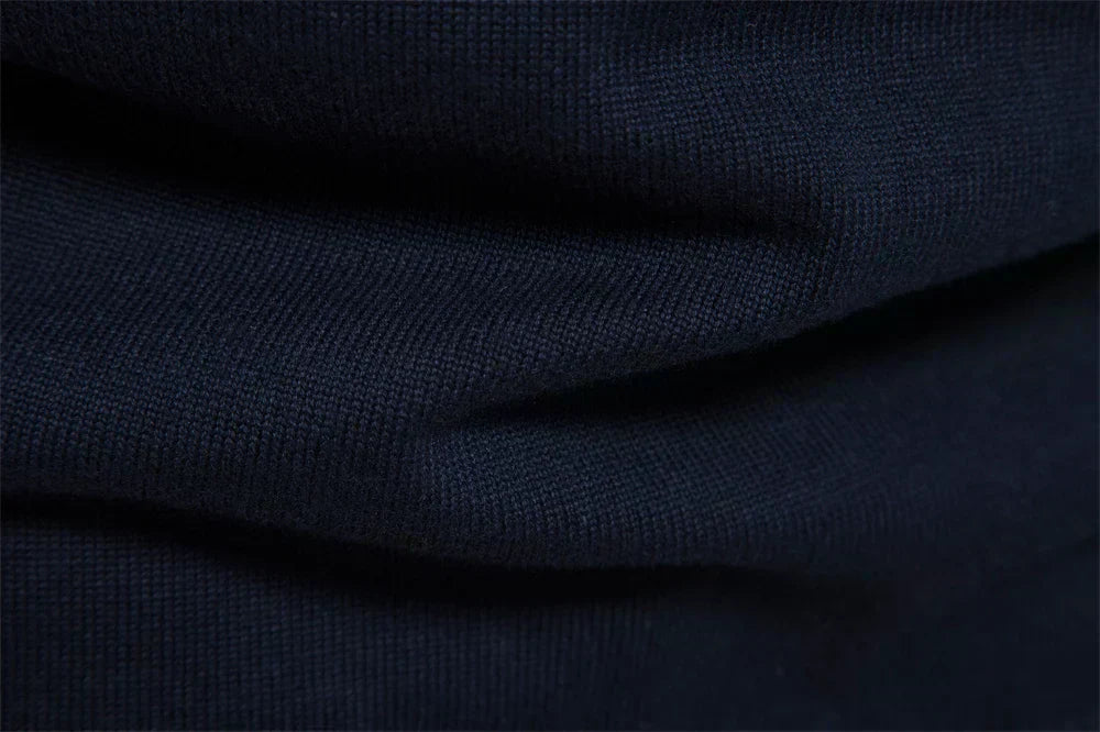 Rückansicht des gestreiften Toby Herren Halbzip Sweaters. Bequemer Langarm-Pullover, Männermode, Freizeitkleidung.