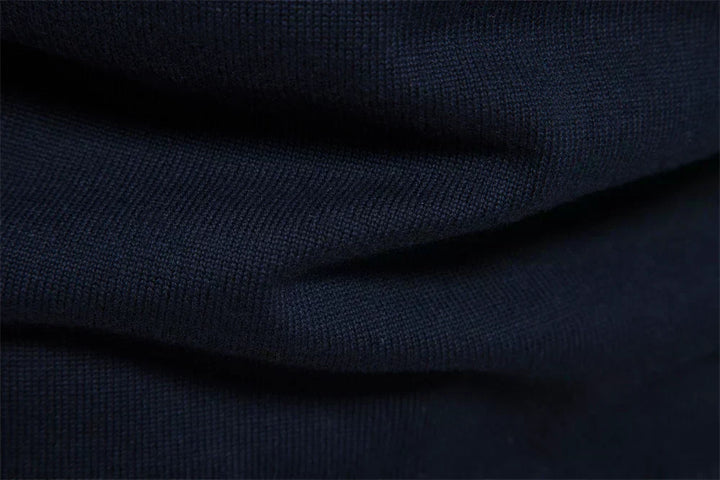 Rückansicht des gestreiften Toby Herren Halbzip Sweaters. Bequemer Langarm-Pullover, Männermode, Freizeitkleidung.