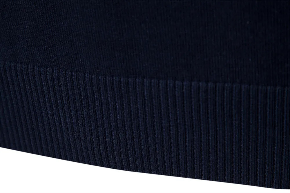 Detail der Ärmelbündchen am gestreiften Toby Herren Strickpullover. Hochwertiger Langarm-Sweater für Casual Chic.