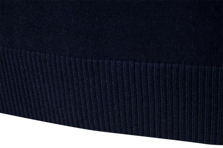 Detail der Ärmelbündchen am gestreiften Toby Herren Strickpullover. Hochwertiger Langarm-Sweater für Casual Chic.
