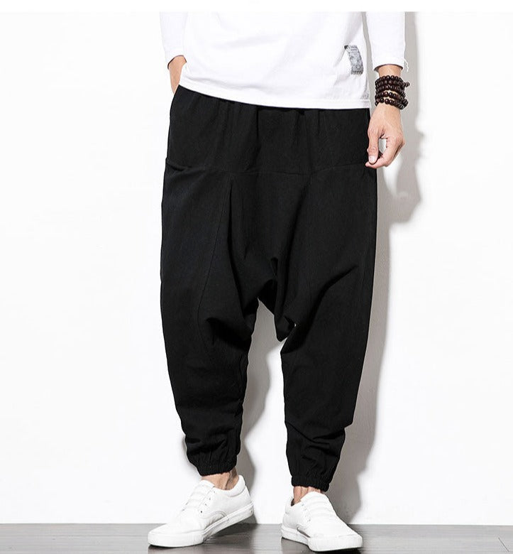Mann sitzt entspannt in seiner neuen Harem Streetwear Jogginghose.