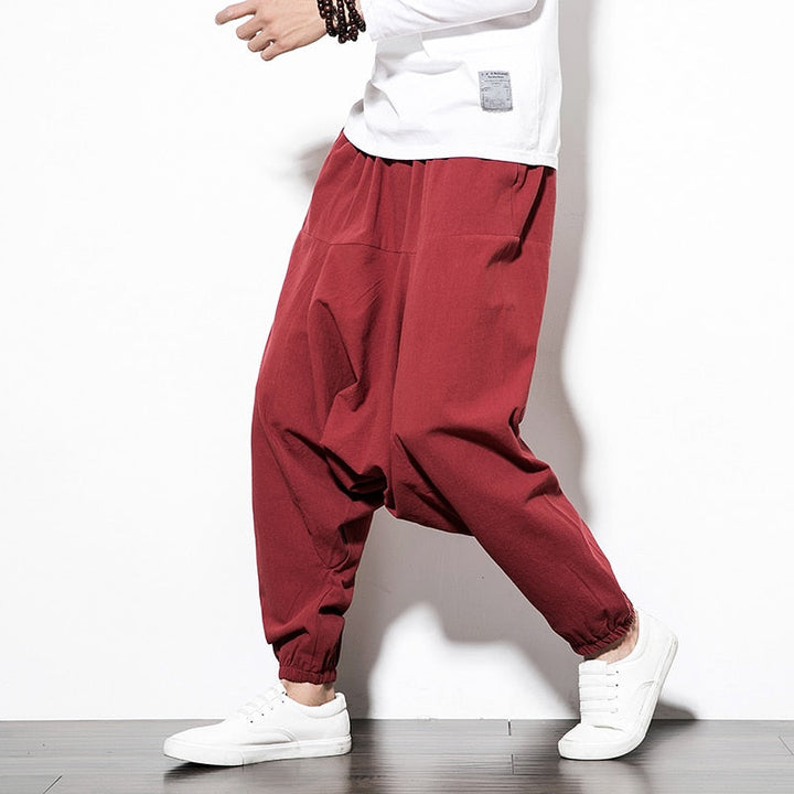 Frontansicht der lockeren Haremshose für Herren, ein Streetwear Mode Highlight.