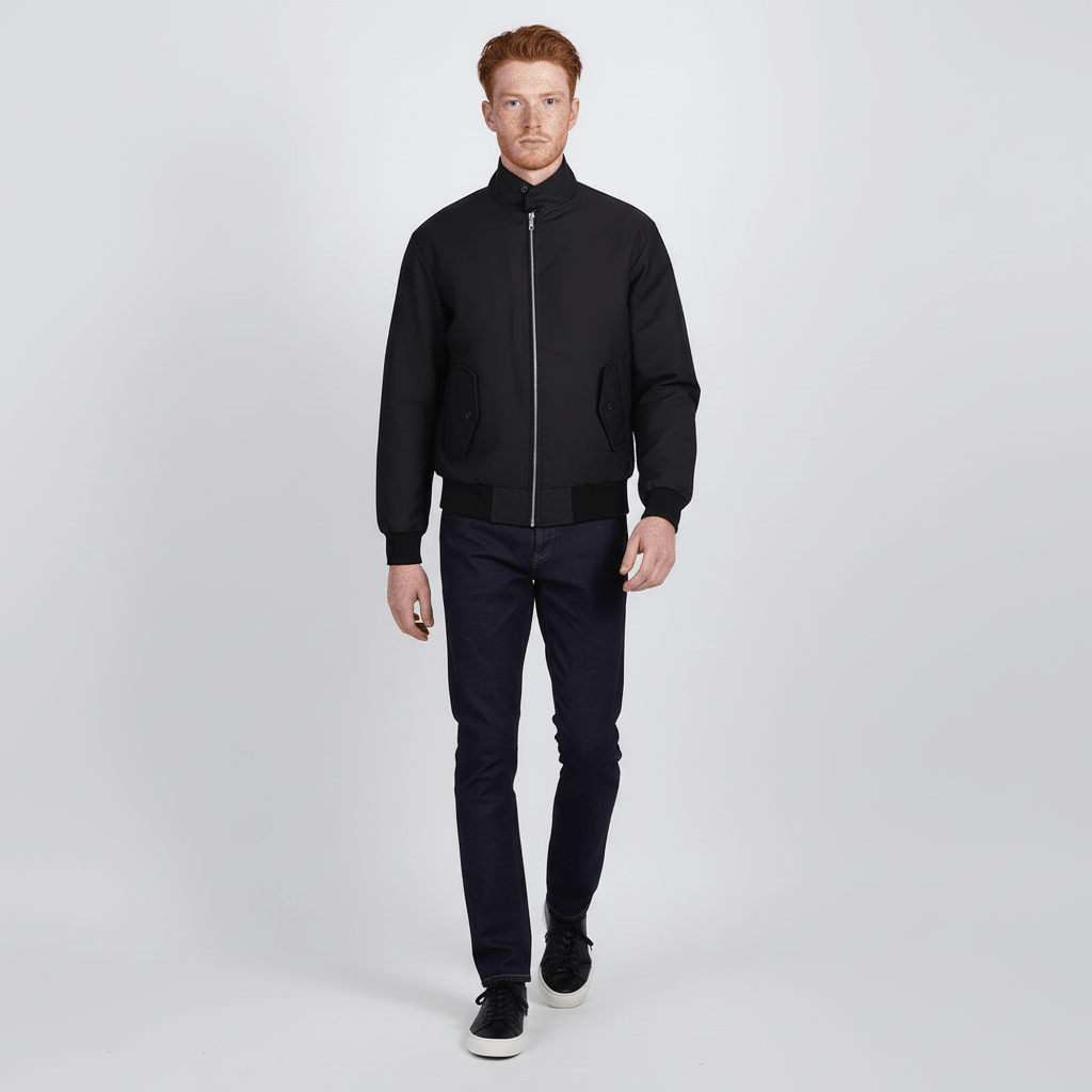 Mann trägt stilvolle Herren Harrington-Jacke "Xavier", vielseitige Freizeitjacke mit elegantem, schlankem Schnitt.