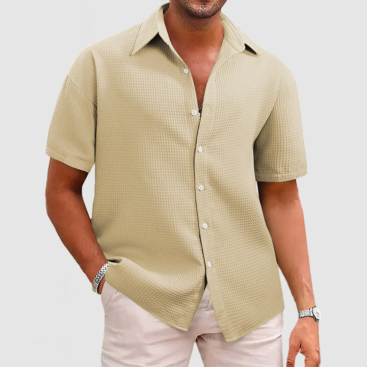 Modernes Herren Hemd mit Waffelstrickmuster. Elegant und bequem für stilvolle Auftritte.