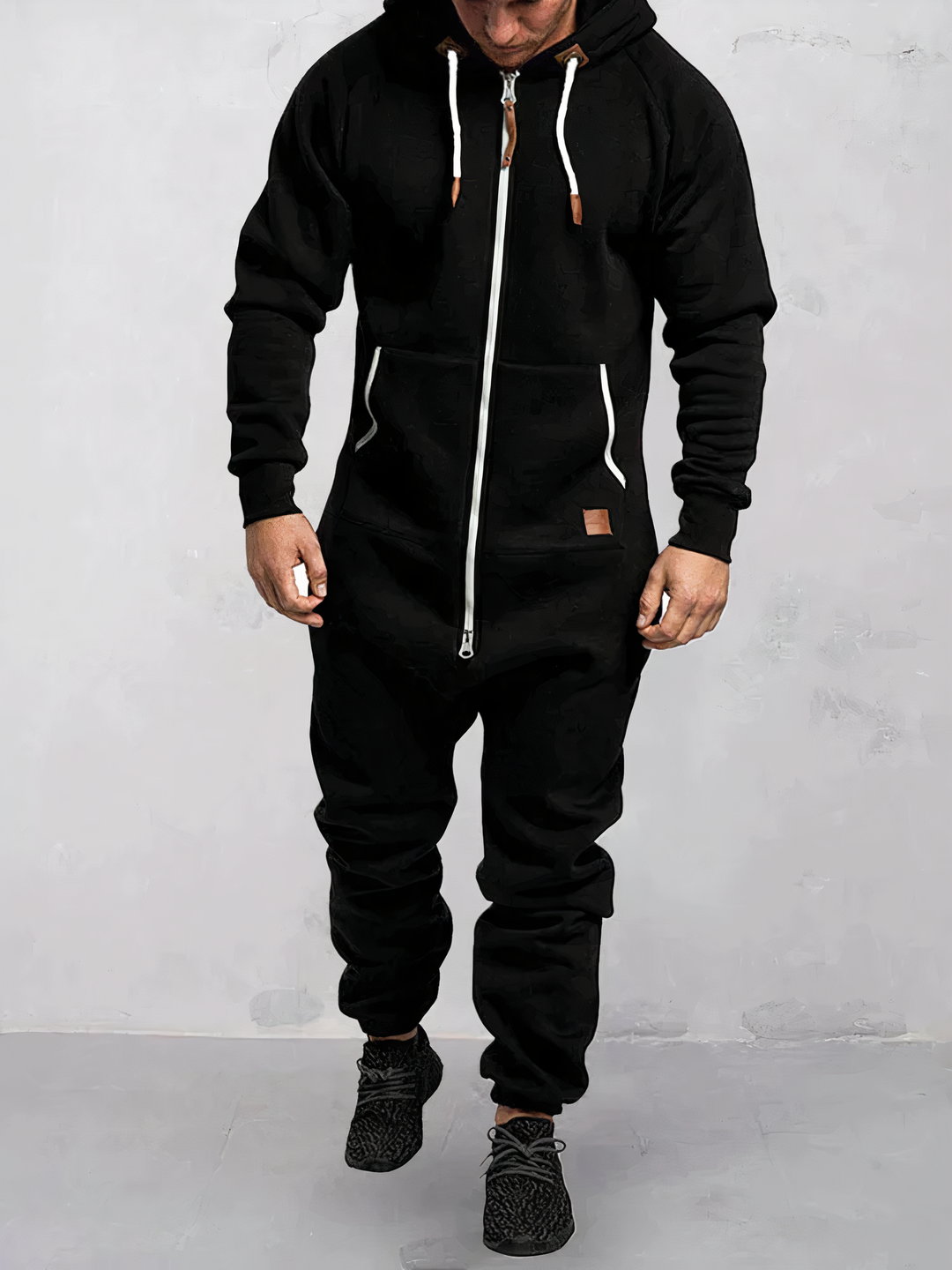 Moderner Herren Hoodie-Trainingsanzug. Stylischer Kapuzenpullover und passende Hose für Sport & Freizeit.