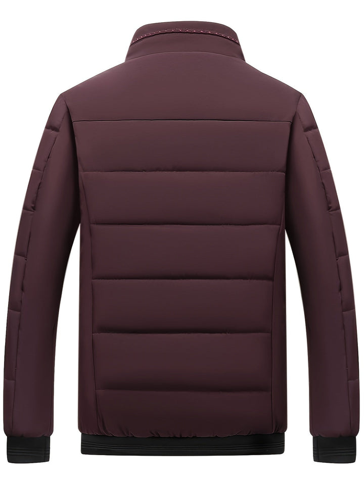 Rote Joseph Herren Steppjacke, isoliert. Warme Übergangsjacke für Herren. Stilvolle Oberbekleidung.