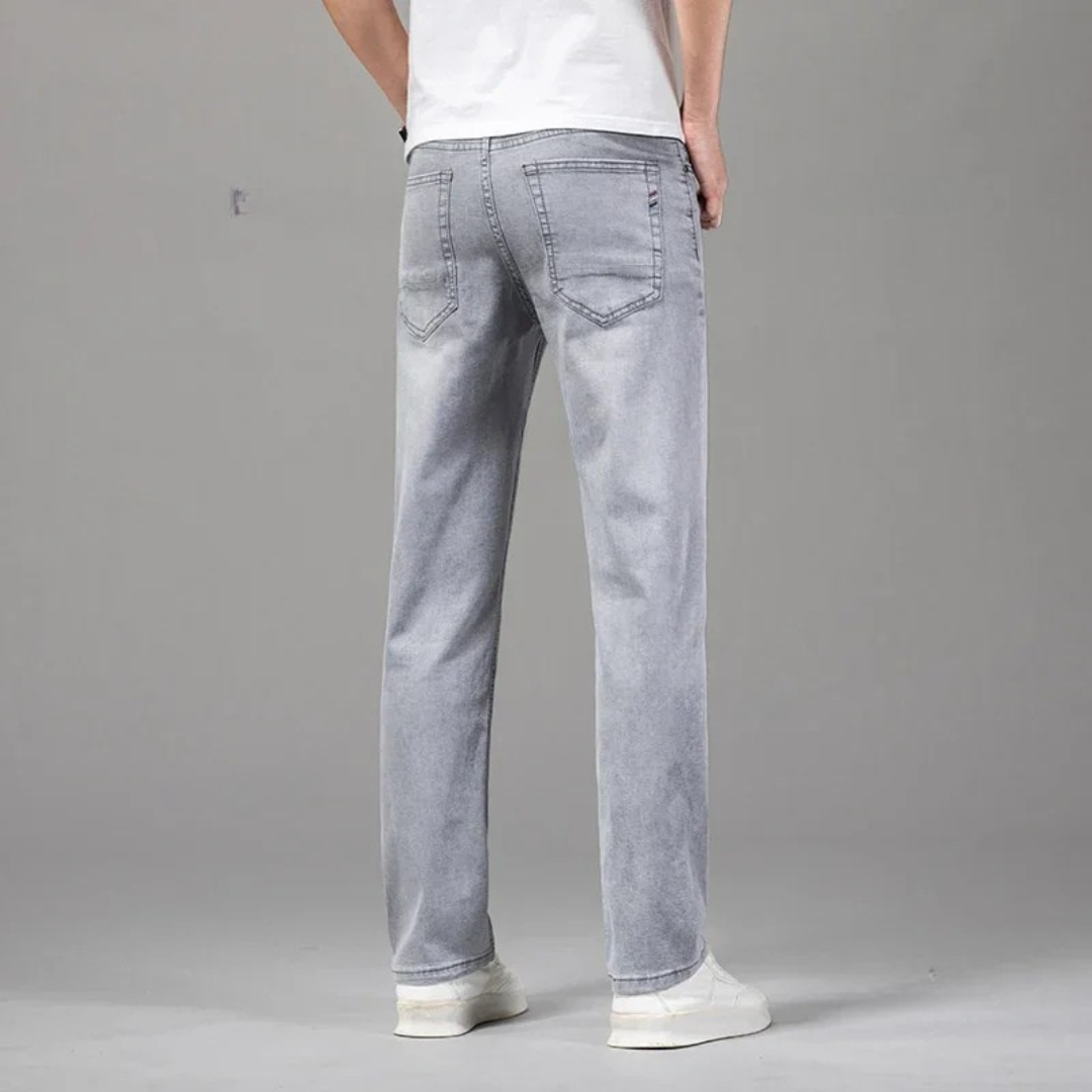 Bequeme Herren Regular Fit Jeans aus strapazierfähigem Denim. Perfekt für Freizeit und Männer Mode.