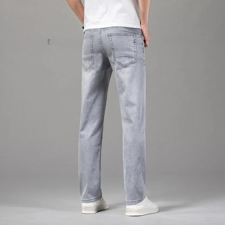 Bequeme Herren Regular Fit Jeans aus strapazierfähigem Denim. Perfekt für Freizeit und Männer Mode.