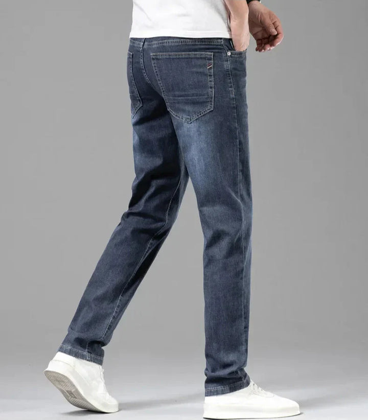 Vielseitige Herren Jeans im Regular Fit. Klassischer Blauer Denim für Casual-Looks und Männer Mode.