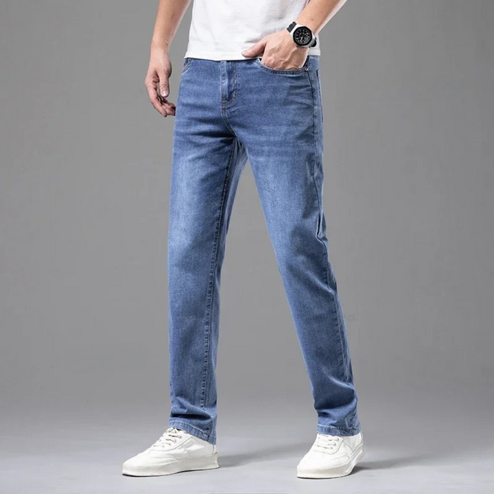 Dunkle Herren Denim Jeans, Regular Fit. Klassischer, langlebiger Stil für Freizeit und Alltagslook.