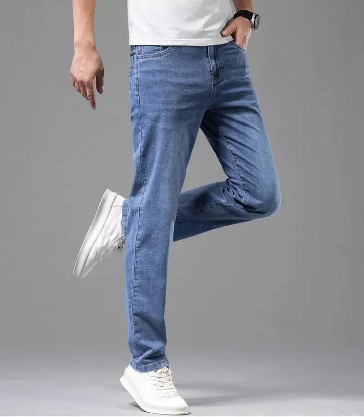 Komfortable Herren Jeans im Regular Fit. Klassischer Denim Alltagslook für bequeme Männer Mode.