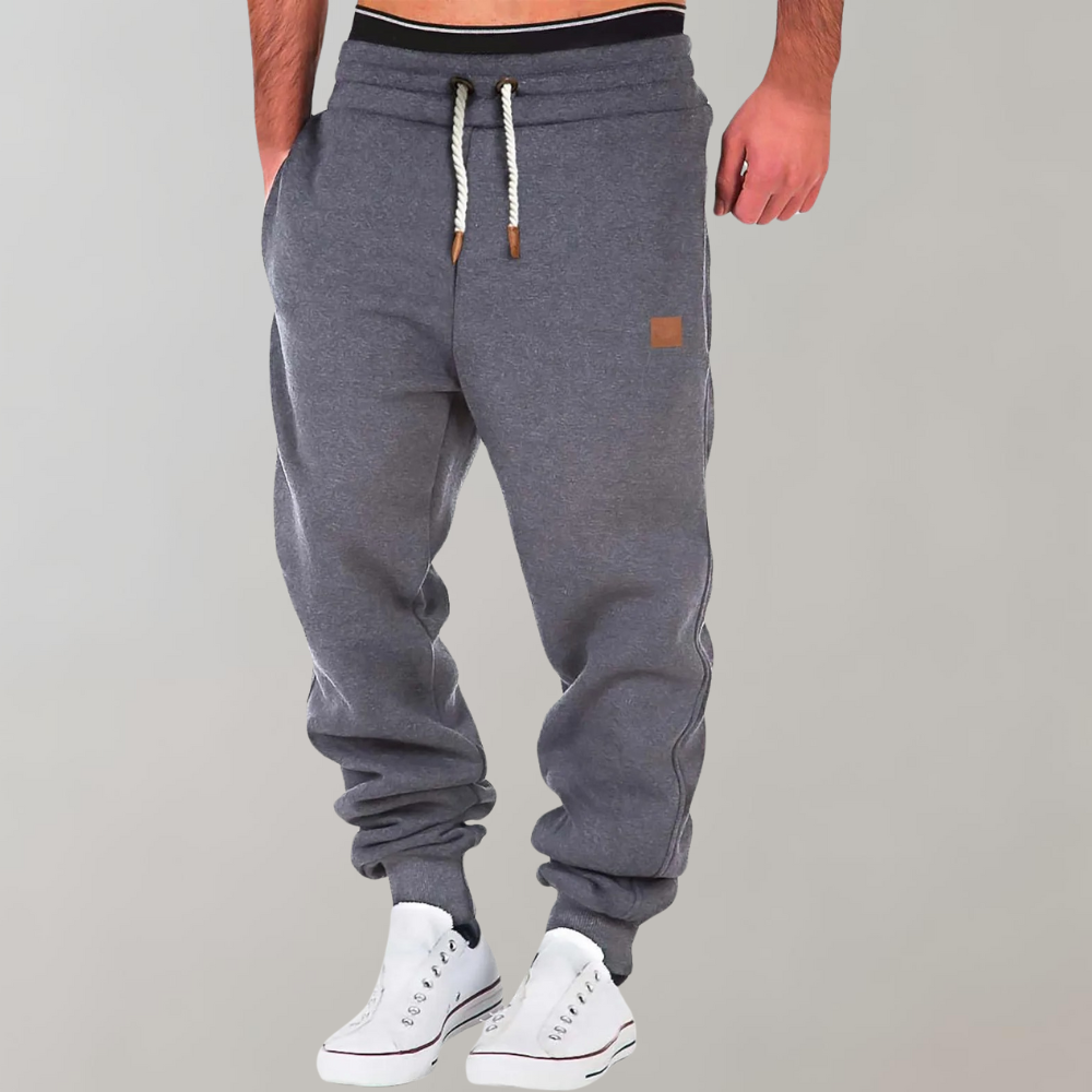 Moderne schwarze Herren Sporthose aus weichem Baumwoll-Mix, mit elastischem Bund & praktischen Taschen.