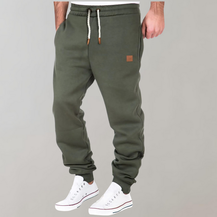 Graue Trainingshose für Herren im urbanen Stil, komfortabel & perfekt für entspannte Tage oder aktive Stunden.