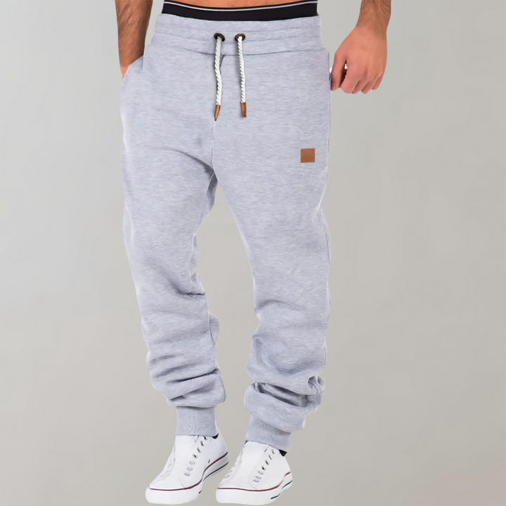 Bequeme anthrazitfarbene Männer Loungehose mit konischem Schnitt für optimalen Komfort & Bewegungsfreiheit.