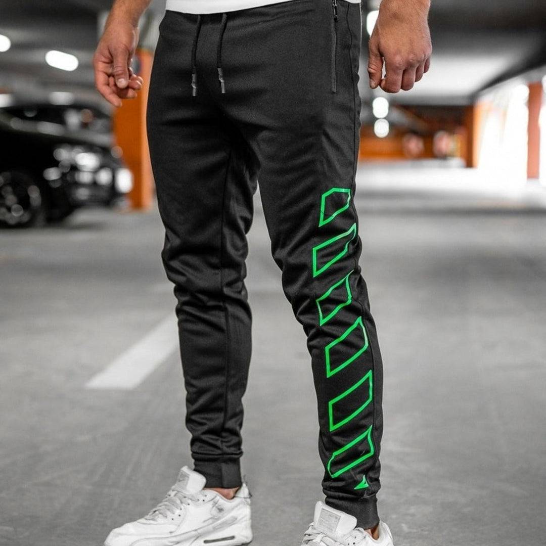 Herren Jogginghose sportlich & modern. Bequeme Freizeithose mit praktischen Seitentaschen für Alltag & Fitness.