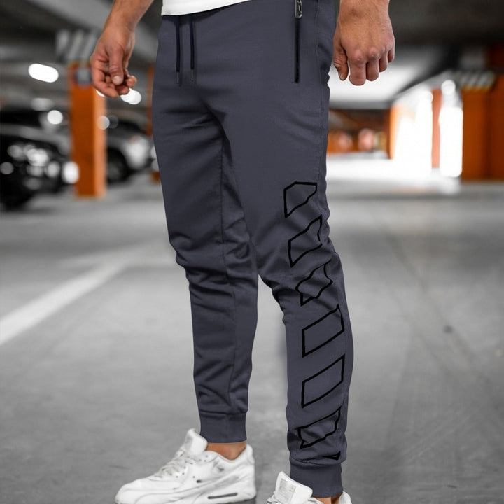 Moderne Herren Jogginghose mit Seitentaschen. Sportliche Streetwear-Hose, bequem und verstellbar für optimalen Komfort.