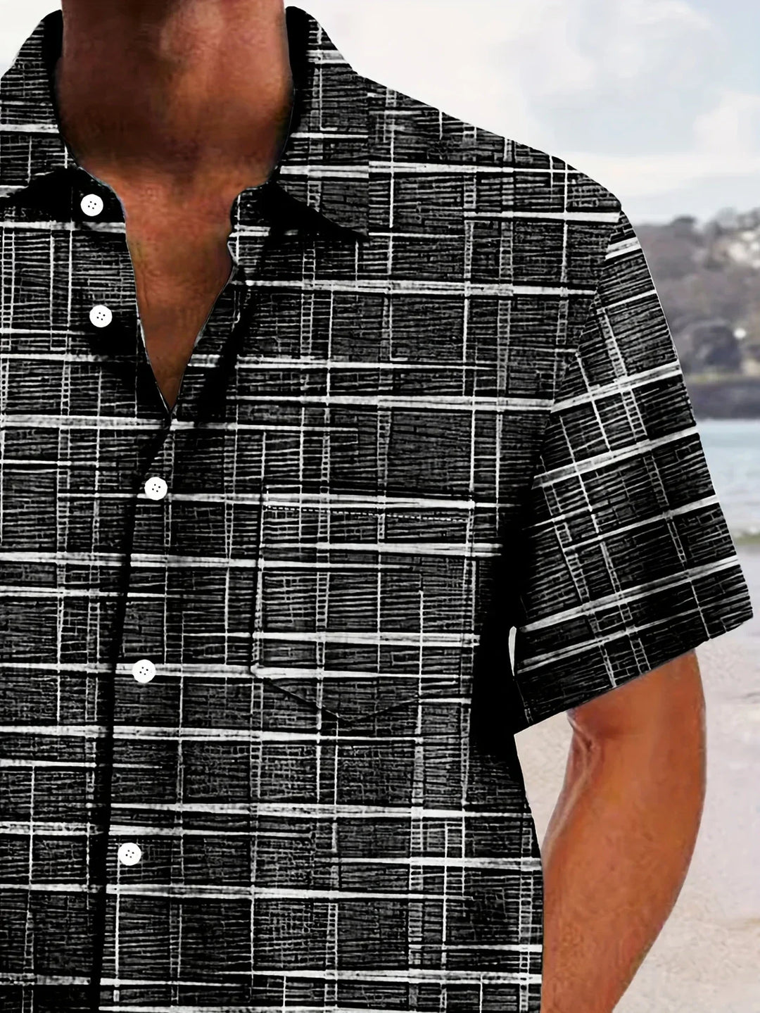 Luftiges kariertes Sommerhemd für Herren. Stilvolle und professionelle Bürokleidung für warme Tage. Smart Casual.