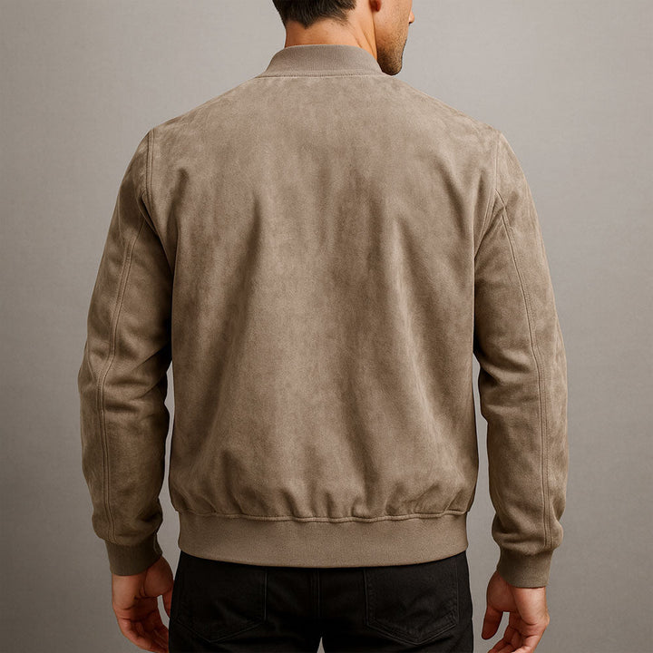 Naheinstellung der modernen Herren Urban Jacke mit Reißverschluss, perfekt als klassische Übergangsjacke für stilvolle Männer.